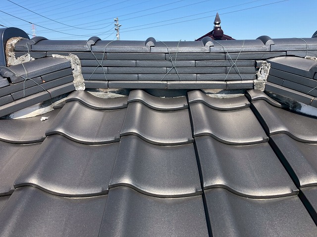 各務原市｜瓦屋根でトラブルが起きやすいポイント！棟のゆがみ、谷板金のチェック